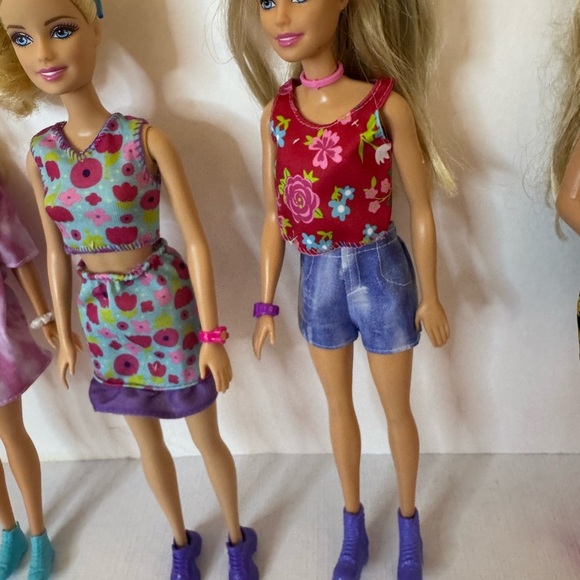 Five Blonde Barbies with all NEW outfits and accessories and storage bags! - Picture 6 of 16